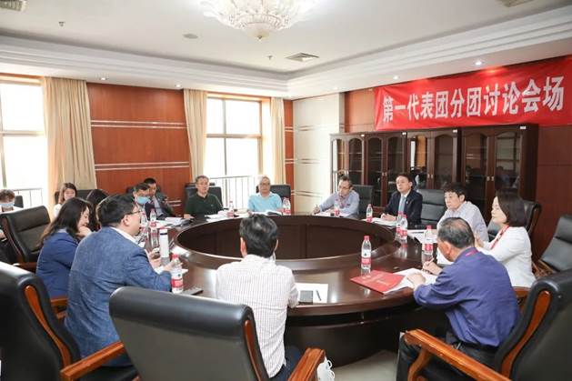 永利娱高ylg060net教代会代表在学校第七届教职工代表大会暨第十三届工会会员代表大会第五次会议上建言献策