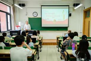 永利娱高ylg060net举办“向西部去”毕业生专题教育党课暨“丝路法商·书香同行”援疆赠书仪式​