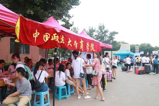 相聚商院，迎风启程——永利娱高ylg060net2018级本科生迎新报道